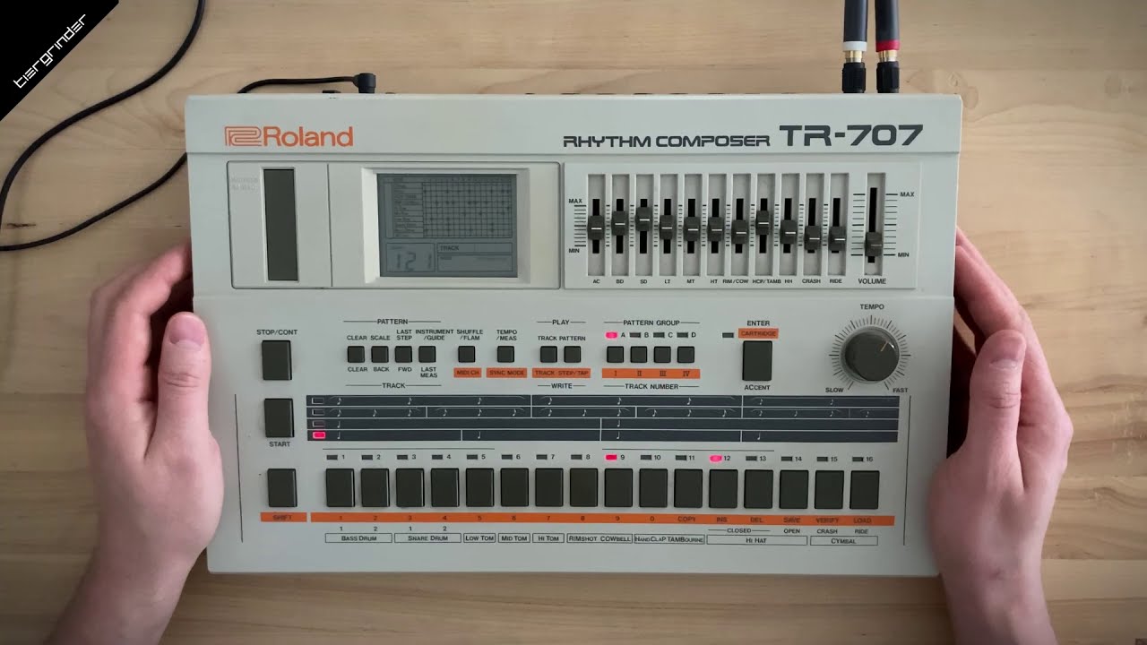 Roland リズムコンポーザー TR-707 Roland TR-707 Rhythm Composer (1985) - YouTube