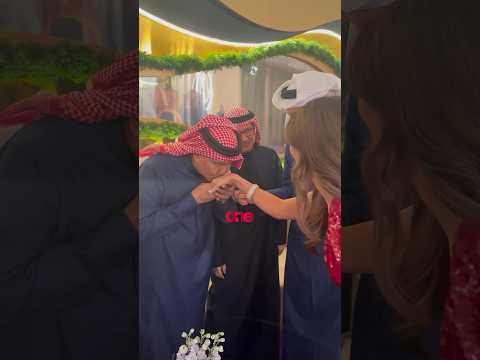 محمد عبدو يقب ل يد نانسي عجرم وعبد المجيد عبدالله يمازحها اي دا خنتيني بحضور سالم الهندي