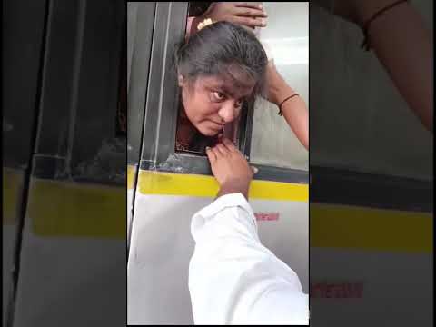 ಬಸ್ ಕಿಟಕಿಯಿಂದ ಉಗುಳಲೂ ಹೋಗಿ ತಲೆ ಲಾಕ್  #Woman #Head #Lock #KSRTC #Bus #Window #ViralVideo
