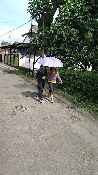 tante,cindy,lagi,jalan,sama,anaknya .