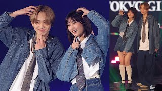 原菜乃華、ミニスカデニムで美脚ランウェー 宮世琉弥が肩抱き寄せ大歓声