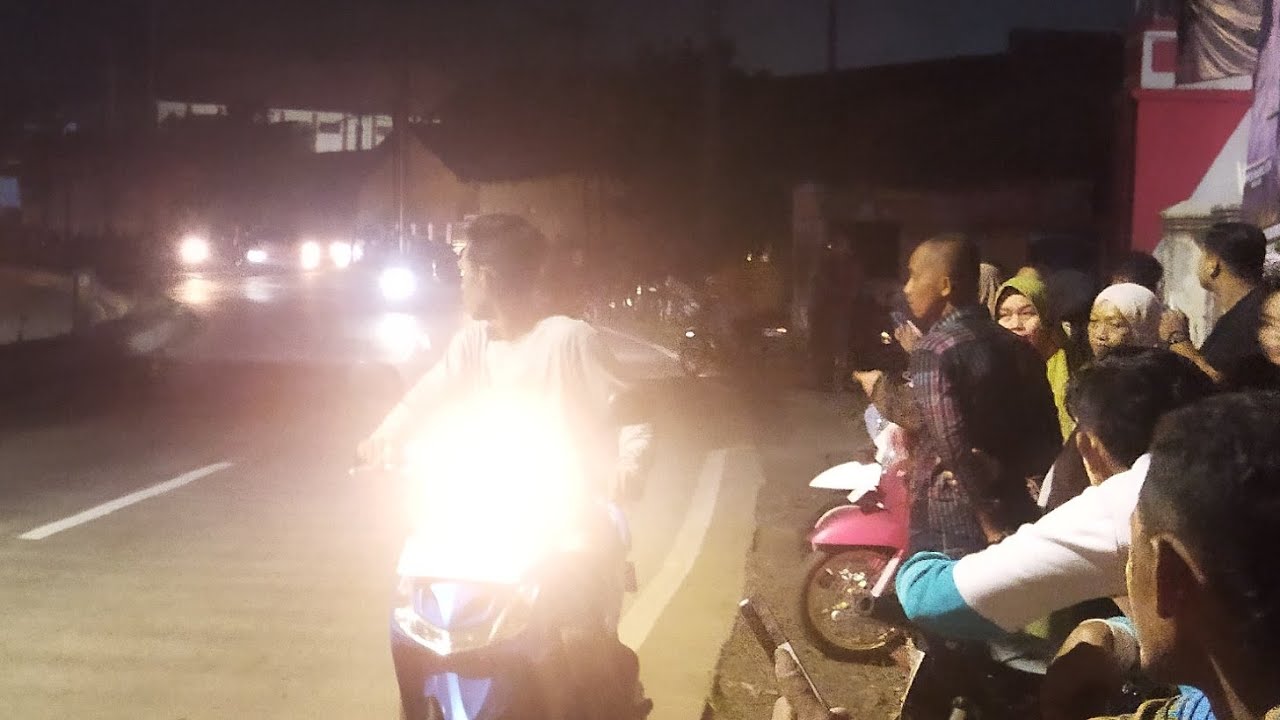 pawai karnaval dan pesta kembang api malam takbiran ds jatisari kec subah kab batang.
