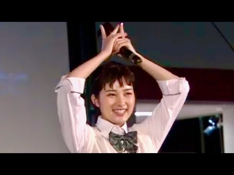 井頭愛海が制服衣装で「鬼ダンス」のレクチャー／映画『鬼ガール！！』ドライブインシアター舞台挨拶