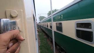 Trains Crossing at Jhelum Railway Station | Pakistan Express | Allama Iqbal Express