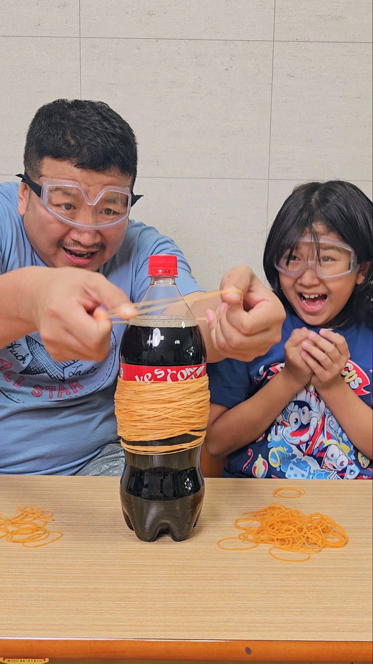 輪ゴムコーラチャレンジ?rubber band cola challenge?#ひまわり笑劇場 #himawariちゃんねる #まーちゃんおーちゃん #shorts