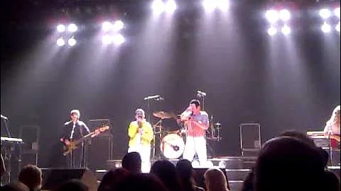 Gary Mullen & the works Hanley 26 Nov 2010 with special guest - Ryan!