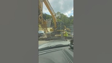 Side loading a hoe - shout out to our pipeline operators. #pipeline #construction #operator