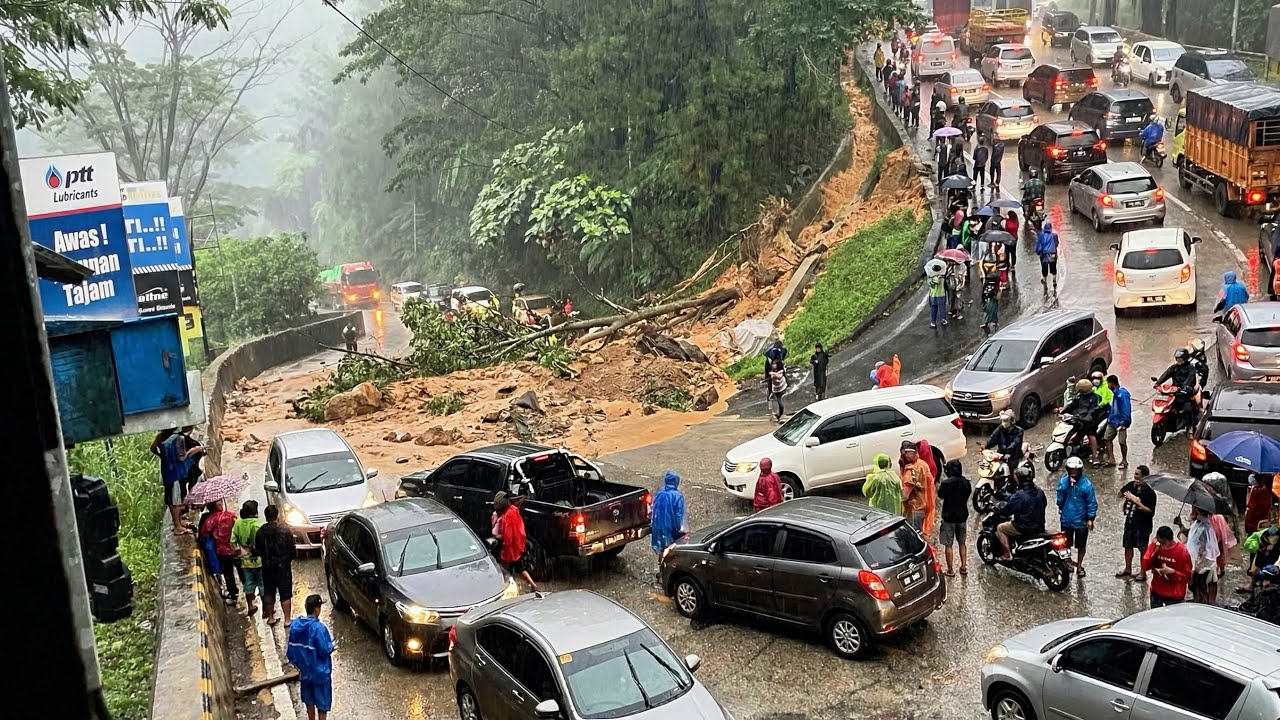 Cuaca Memburuk‼️ Terekam Jelas, Detik Detik Mengerikan Longsor Besar Terjadi di Sitinjau Lauik