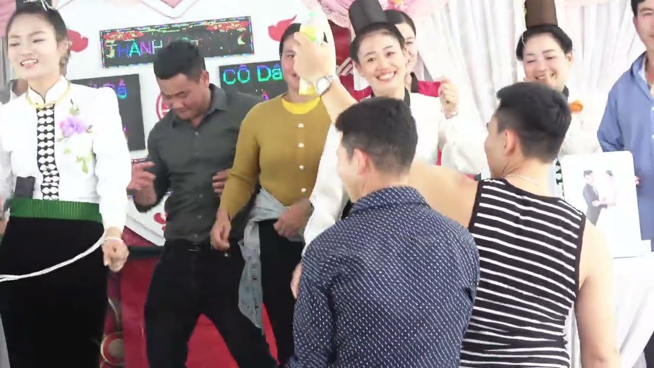 ĐIỆU NHẢY ACE BẢN NÀ TEN TẠI LỄ THÀNH HÔN DUY QUỲNH Z LA PHIÊNG II HOA BAN BÓ MƯỜI