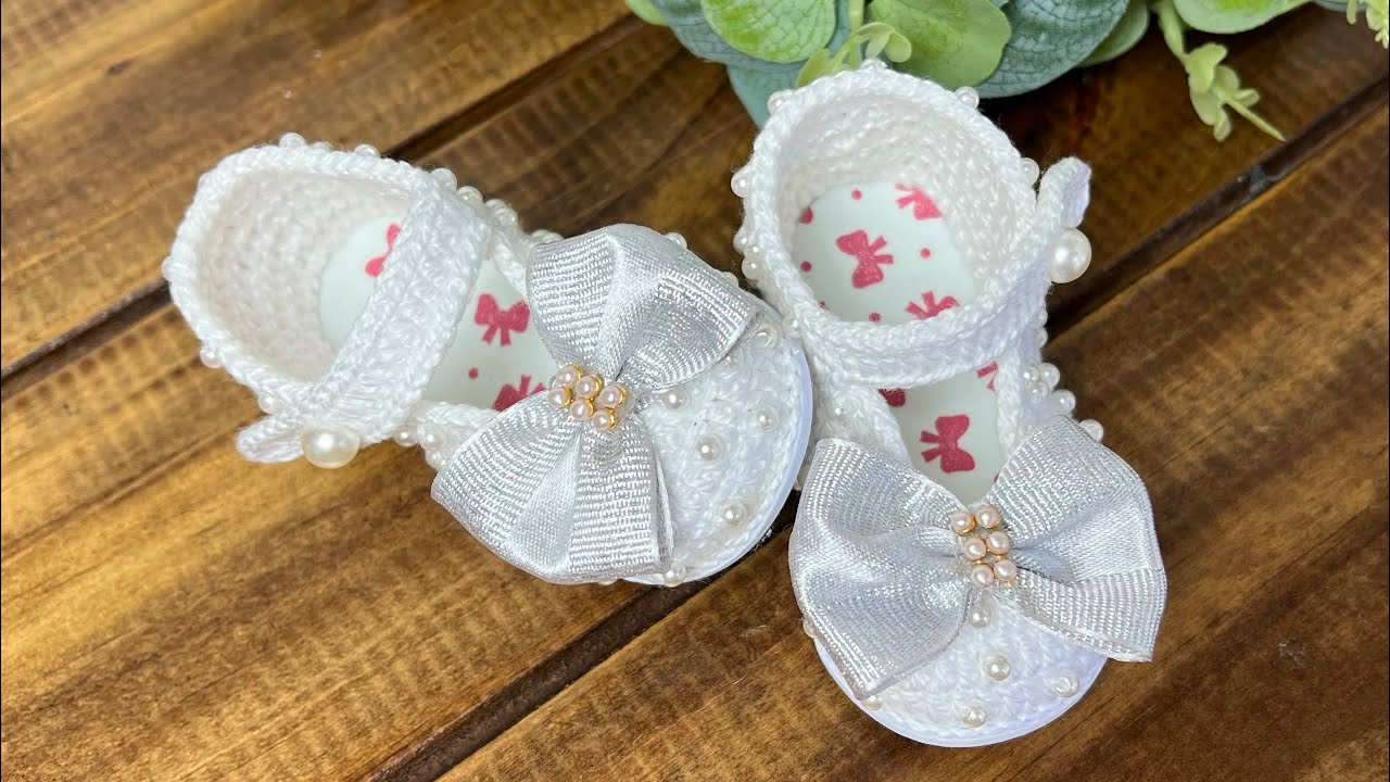 Sapatinho de crochê com pérolas