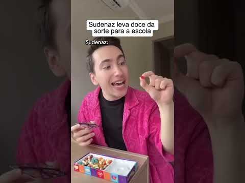 Sudenaz levando doce da sorte para a escola