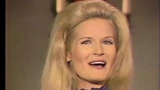 Watch Lynn Anderson Rockin Around The Christmas Tree video