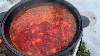 картинка: Борщ в казане на костре