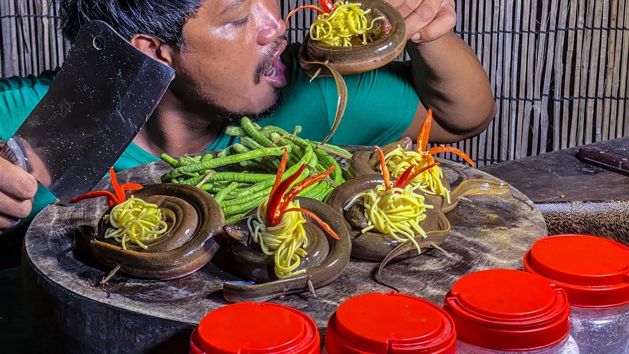 Cooking Eel With Yellow Noodle To Eating - YouTube