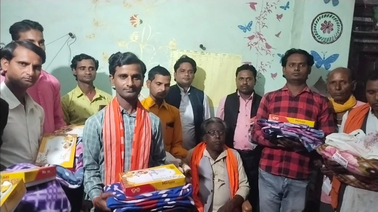 अपनी रामसहाय नौटंकी कम्पनी के कलाकारों को कम्पनी मालिक रामसहाय जी दीपावली उपहार प्रदान करते हुए