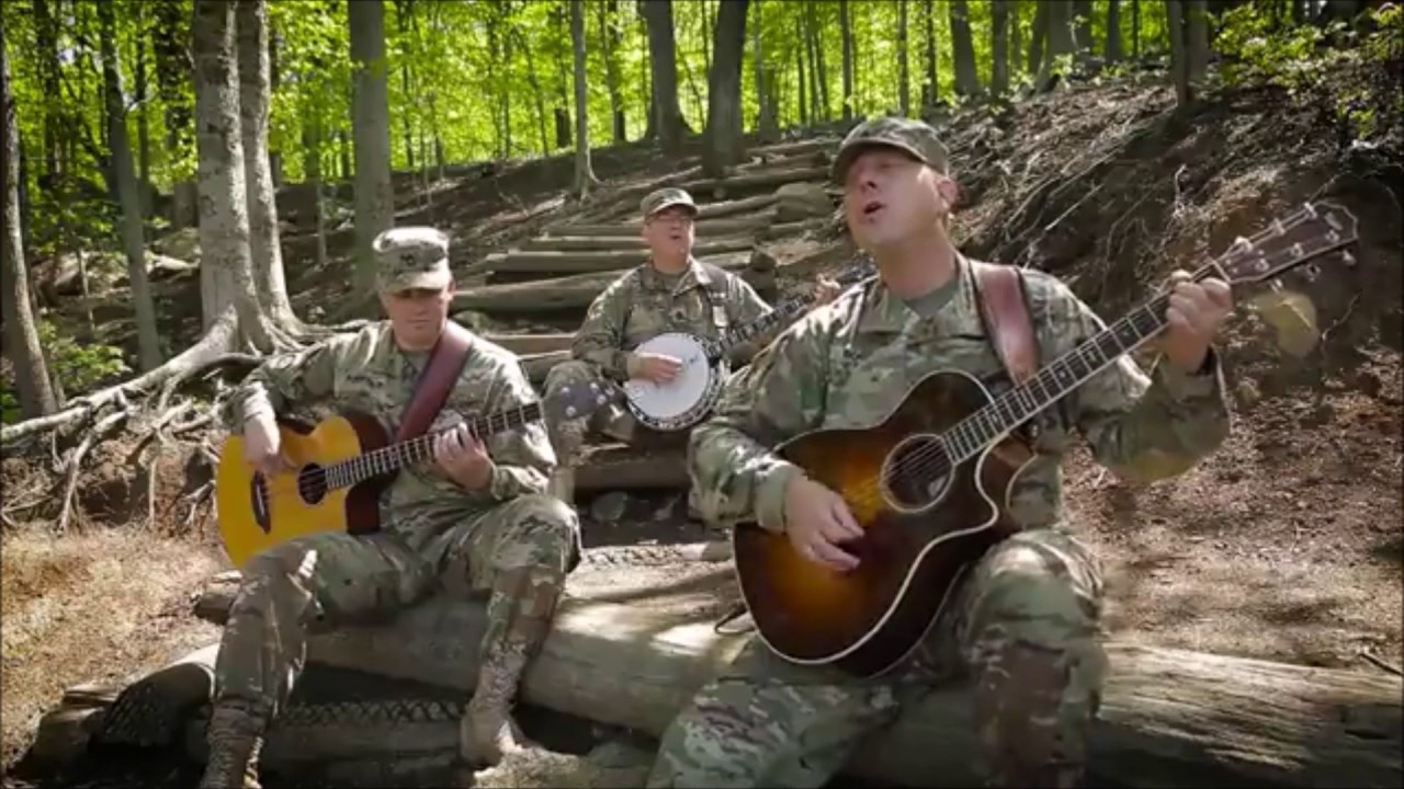 Армейские песни на телефон. Солдат с гитарой. Солдаты поют. Солдат с электрогитарой. Солдаты армии поют.