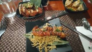 Comiendo en restaurante japonés en Panamá
