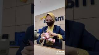 Viral Wanita Cantik Pegawai Bank Hitung uang Cepat