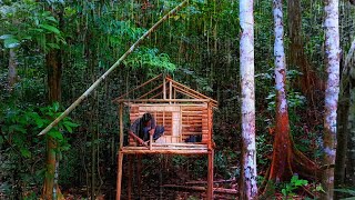 Download Lagu Omdat er in de hevige regen werd gekampeerd, kon het paalhuis nooit worden afgebouwd vanwege verstor MP3