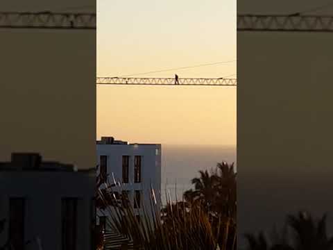 Rescatan al hombre que se había subido a una grúa de obra del Hotel Fariones