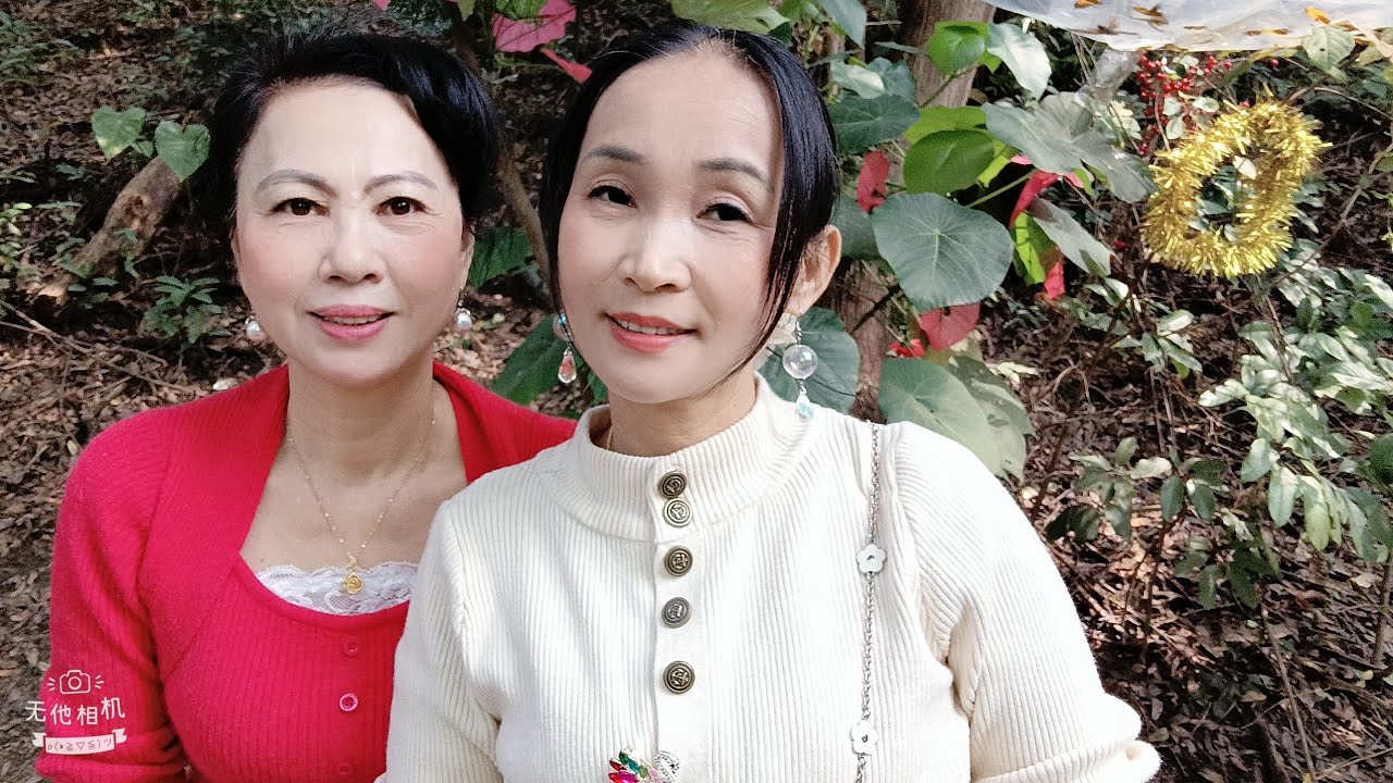 「小白兔唱歌频道」正在山上直播