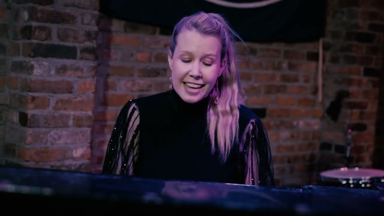 Regardez "Built Me A House"- Emily Cavanagh sur YouTube