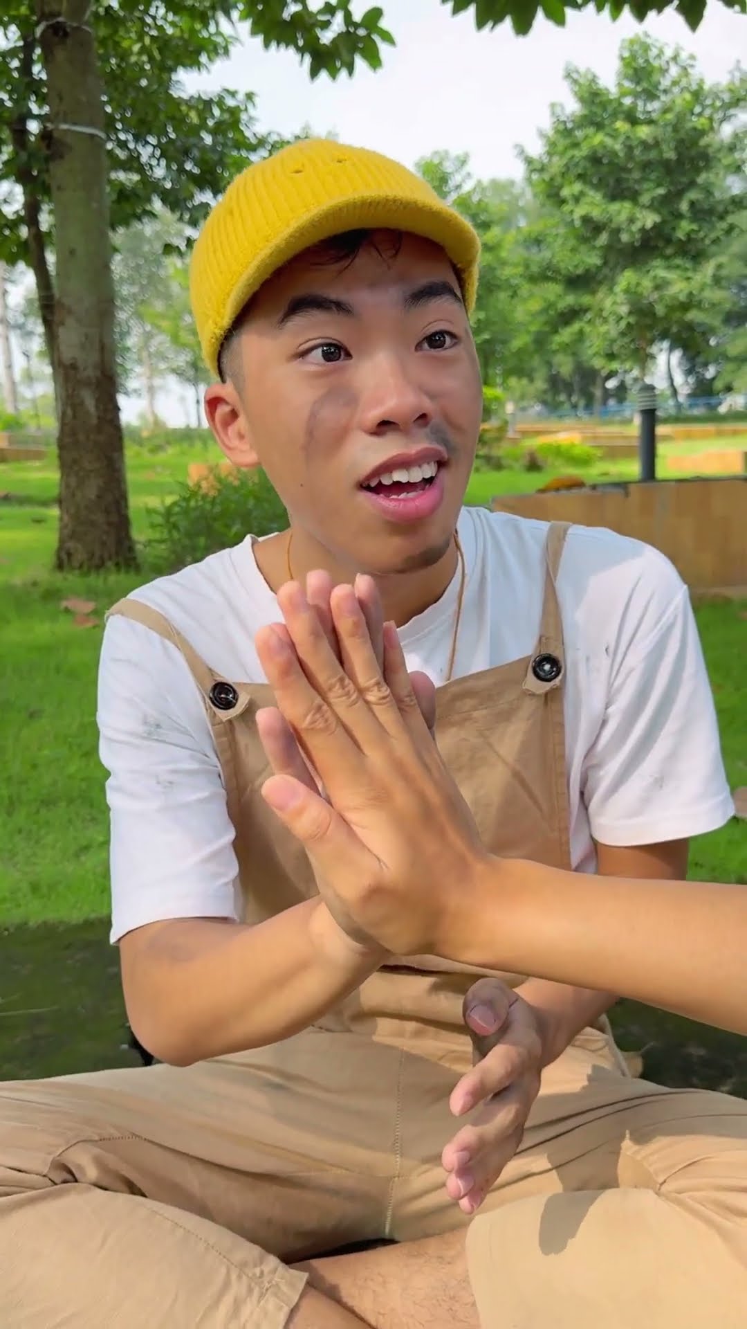 Đôi bàn tay bẩn của cậu bé nhà nghèo || Poor boy's dirty hands #shorts