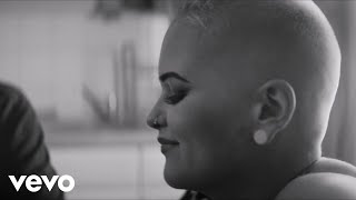 Miniatura de vídeo de "Etta Bond - Surface ft. A2"