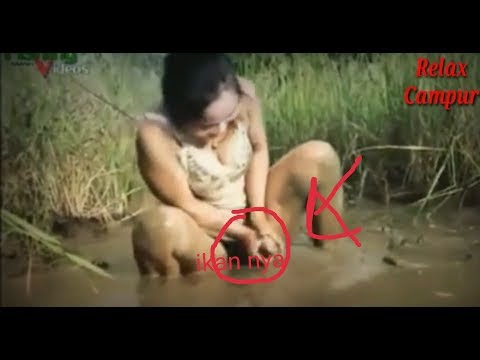 Wow lihat cara wanita ini menagkap ikan di masukan kedalam anu nya