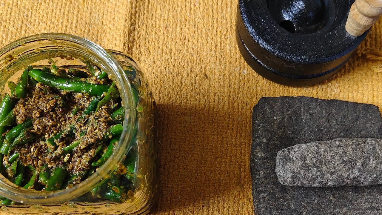 हिरव्या मिरचीचं झणझणीत लोणचं 🌶️