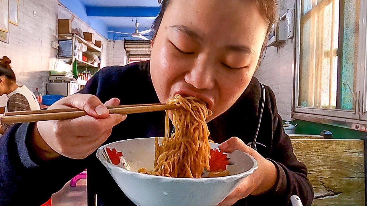 媳婦去趕集，吃貨的她又上街吃啥，大口吃真香