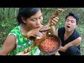 Primitive technology - Survival skills finding food and cooking chicken - Eating delicious