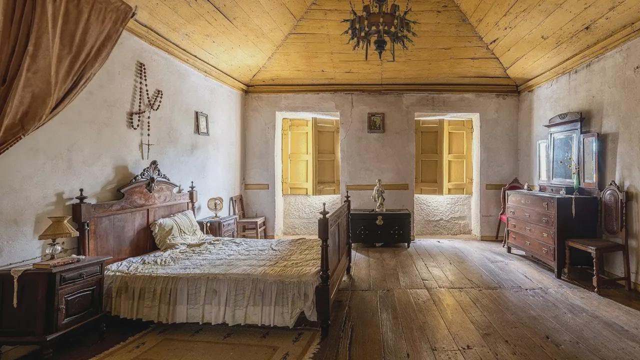 Encontrei por acaso uma casa portuguesa abandonada, parada no tempo!