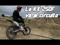 Se qued sin gasolina en medio del circuito con la kx250f