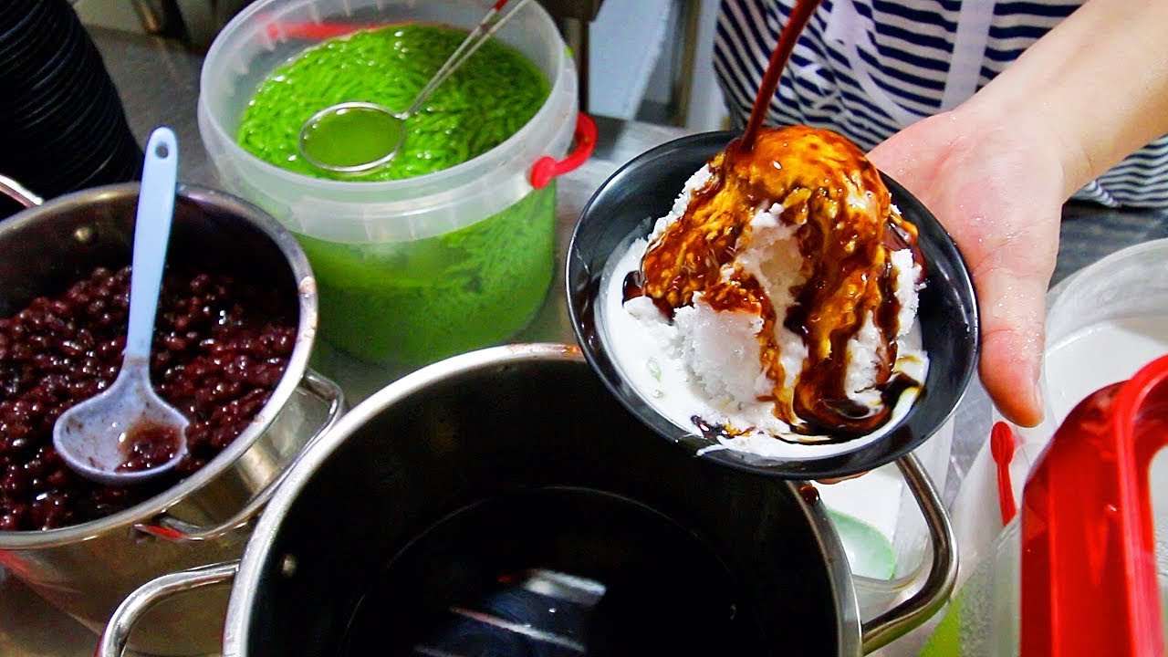 CHILI CRAB & CHENDOL in Singapore! BEST SEAFOOD - Old Airport Road Food Court, SINGAPORE STREET FOOD | Luke Martin