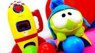 Развивающее видео с игрушками - Ам Ням ищет конфеты Развивающее видео с игрушками - Ам Ням ищет конфеты