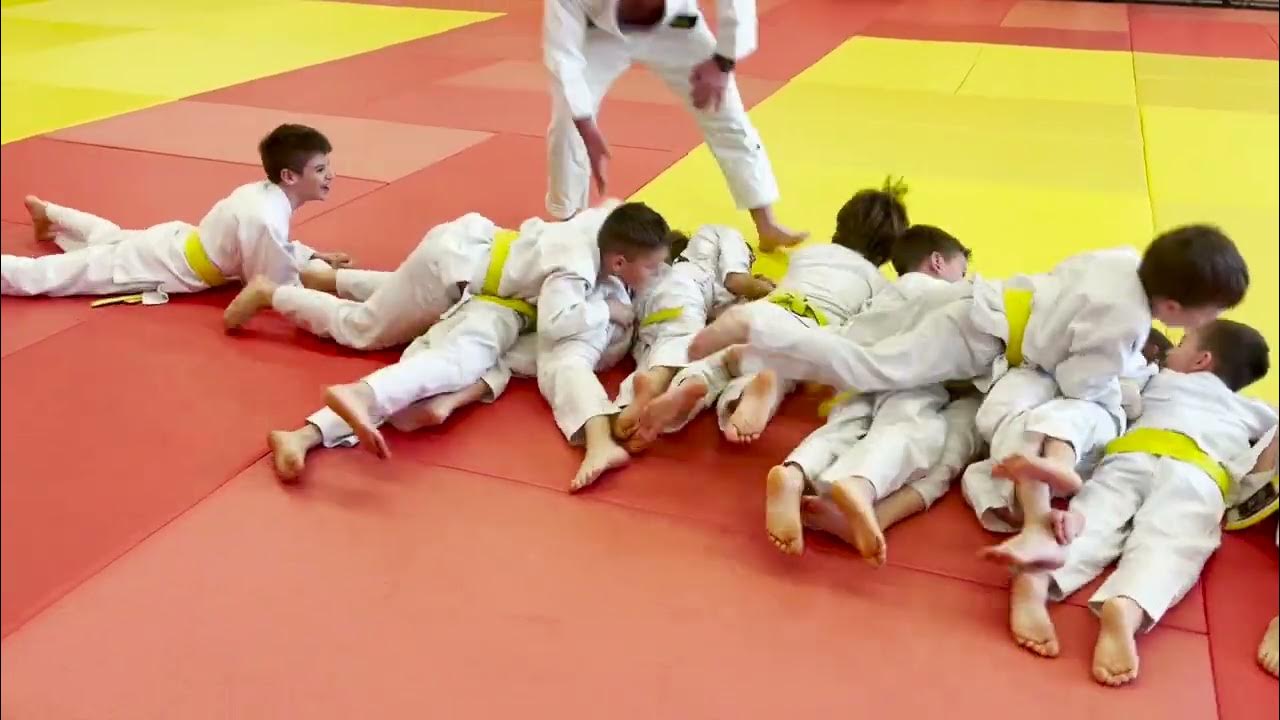 Дзюдо дети спаринг. Разминка дзюдо. Дети дзюдоисты. Подвижные игры для детей 5-6 дзюдо. Дзюдо для детей ростов.