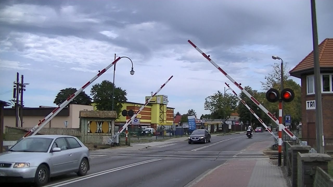 Spoorwegovergang Trzcianka (PL) // Railroad crossing // Przejazd kolejowy