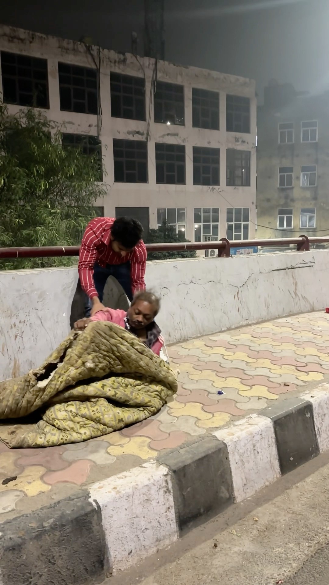 ?मजबूरी अंकल जी की ??#humanity #respect #helping #trending #viralvideo #youtubeshort