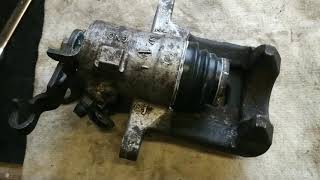 видео: Как вдавить поршень заднего суппорта Шкода Октавия А5. Несколько способов . картинка: Как вдавить поршень заднего суппорта Шкода Октавия А5. Несколько способов .