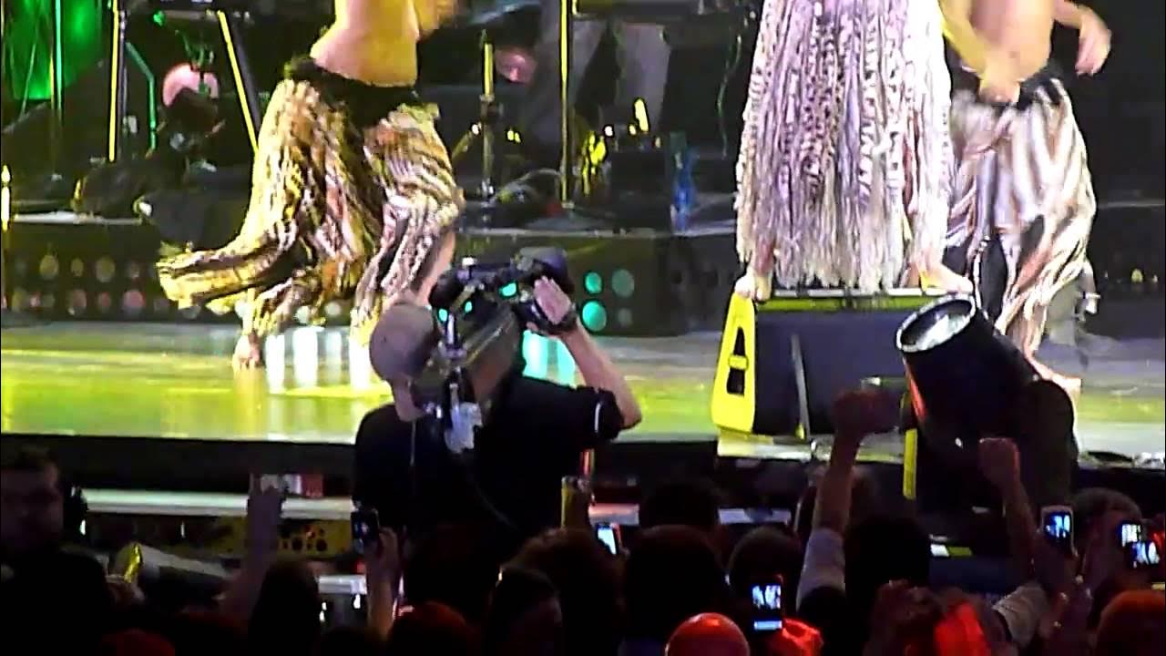 Waka Waka - Shakira San Diego Sports Arena - YouTube