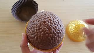 Разворачиваем огромный шоколадный шарик Ferrero Rocher и смотрим, что внутри