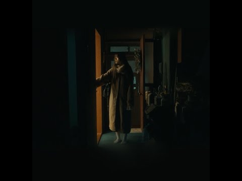 在 YouTube 上观看 '새벽산책 (Walk In The Moonlight)' MV