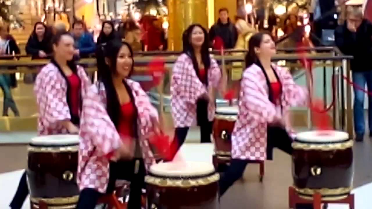UNIQLO opening at Gallery St.Petersburg. Wadaiko Japanese drums - YouTube