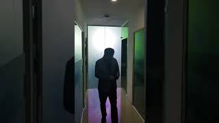 사무실 복도 유리창에 설치된 스크린영상