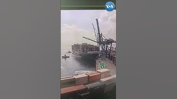 Tàu container húc đổ một loạt cần cẩu | VOA Tiếng Việt