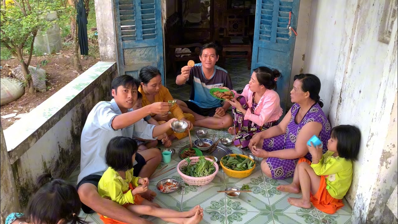 Cùng mẹ và vợ chồng anh chị Quốc Toản 69 Miền Tây chiên bánh tét quây quần bên nhau