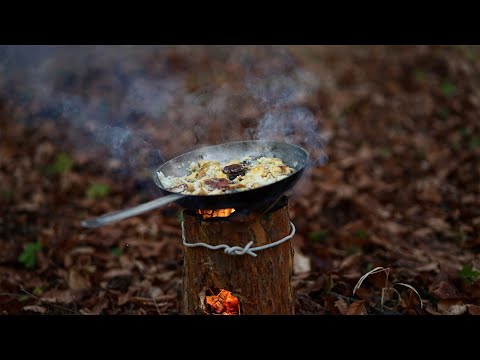 🔥ხის მორში ანთებულ ცეცხლზე მომზადებული ომლეტი ძეხვით🔥/omelette  cooked in a wooden  rocket stove 🔥