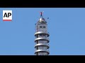 Moment Alex Honnold climbed to the top of Taipei 101 skyscraper without ropes