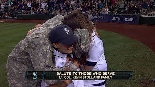 NYY@SEA: Soldier surprises wife and kids in Seattle